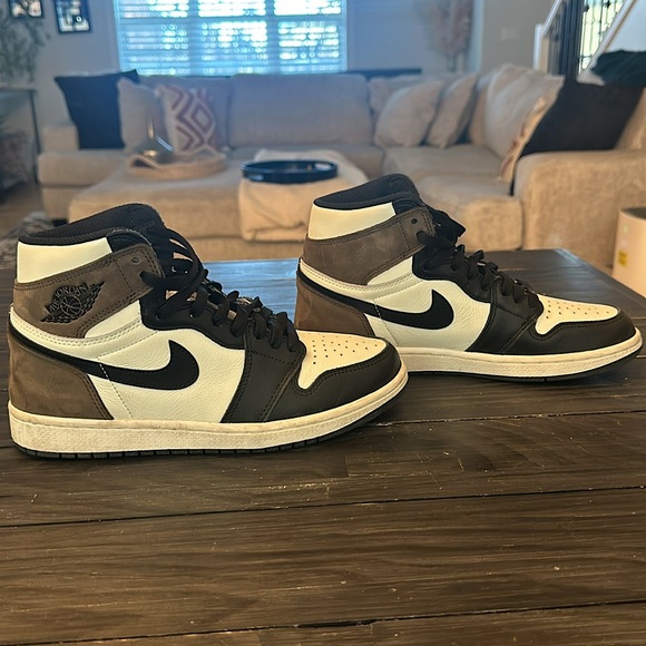 Men’s Air Jordan 1 Retro High OG Dark Mocha - Picture 3 of 6